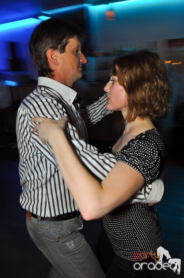 Dans şi voie bună în Blondy's Art Café, 