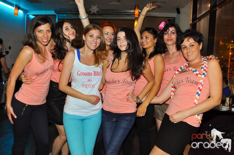 Dans şi voie bună în Blondy's Art Café, 