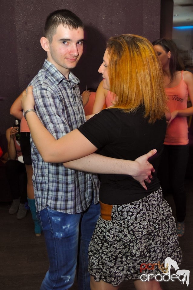 Dans şi voie bună în Blondy's Art Café, 