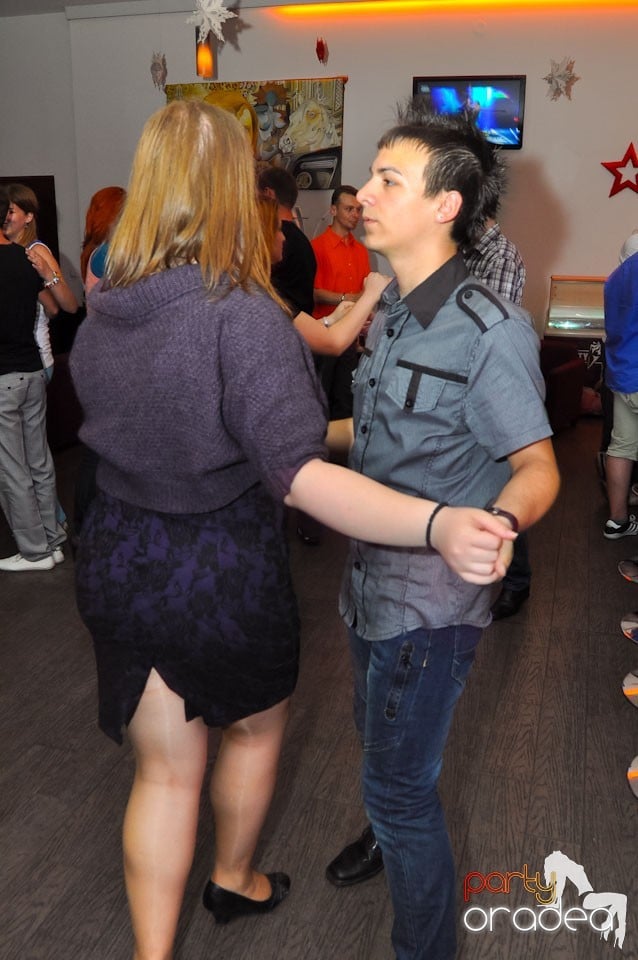 Dans şi voie bună în Blondy's Art Café, 