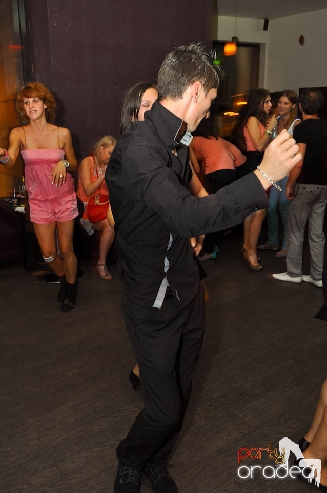 Dans şi voie bună în Blondy's Art Café, 