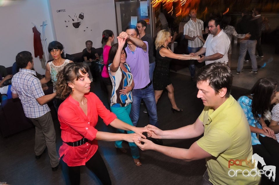 Dans şi voie bună în Blondy's Art Café,