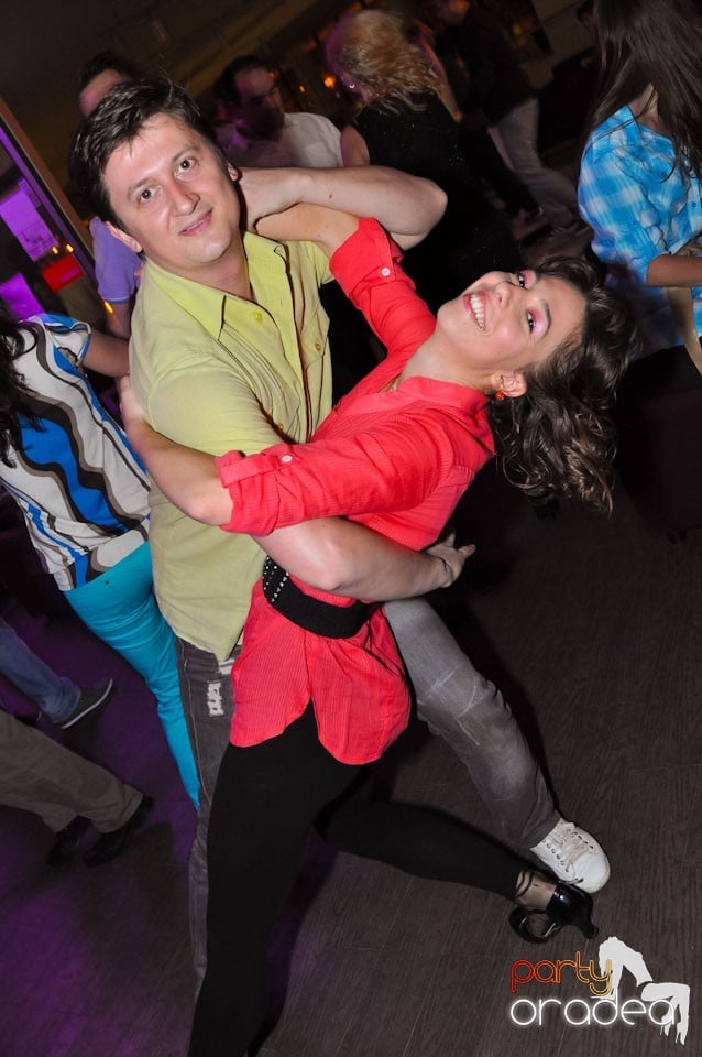 Dans şi voie bună în Blondy's Art Café, 