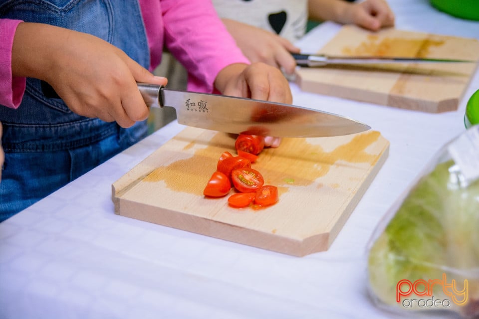 Demonstraţie de artă culinară cu Master Chef, Şcoala de prinţi şi prinţese „Gift of Beauty”