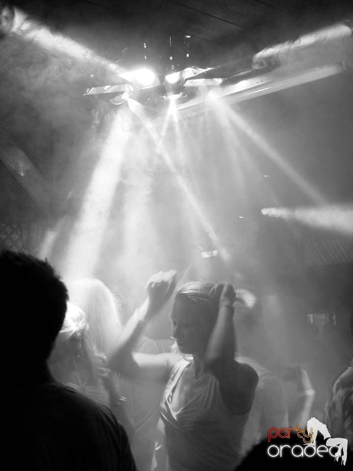 Discovery & PLSCB feat. Tia în Disco Faház,