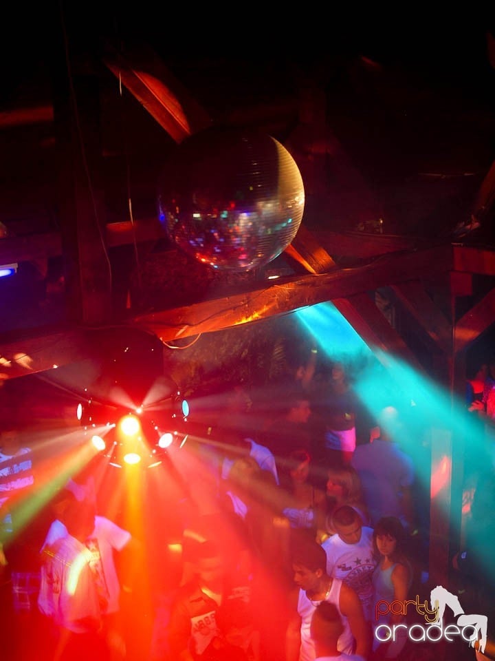 Discovery & PLSCB feat. Tia în Disco Faház,