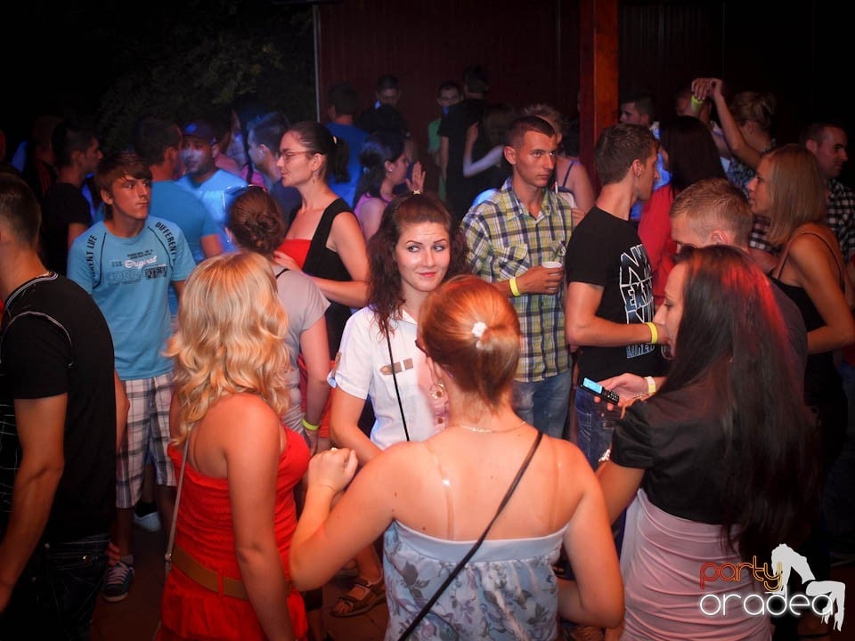 Discovery & PLSCB feat. Tia în Disco Faház,