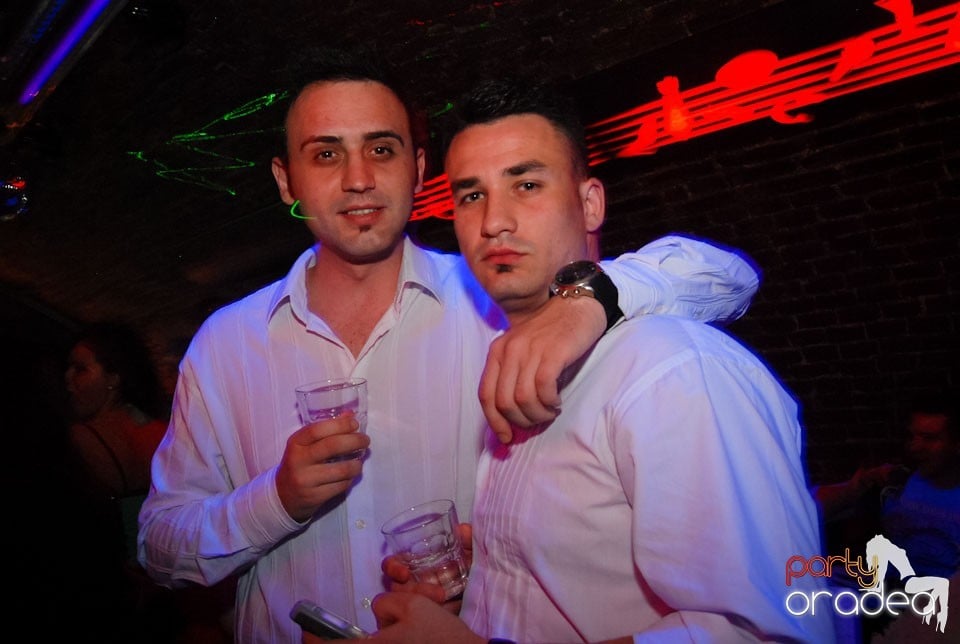 Distracţia continuă în Club Escape,