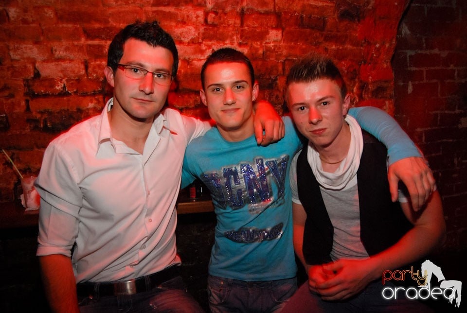 Distracţia continuă în Club Escape,
