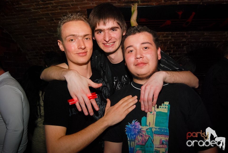 Distracţia continuă în Club Escape,