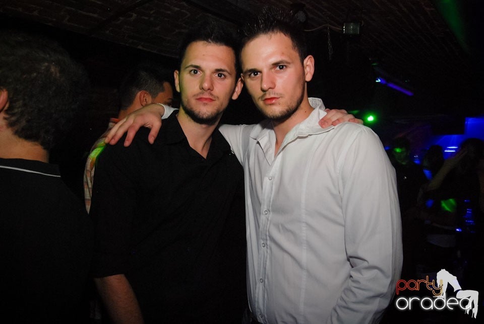 Distracţia continuă în Club Escape,