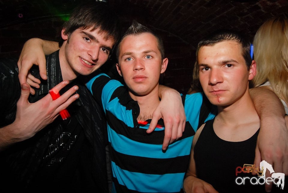 Distracţia continuă în Club Escape,