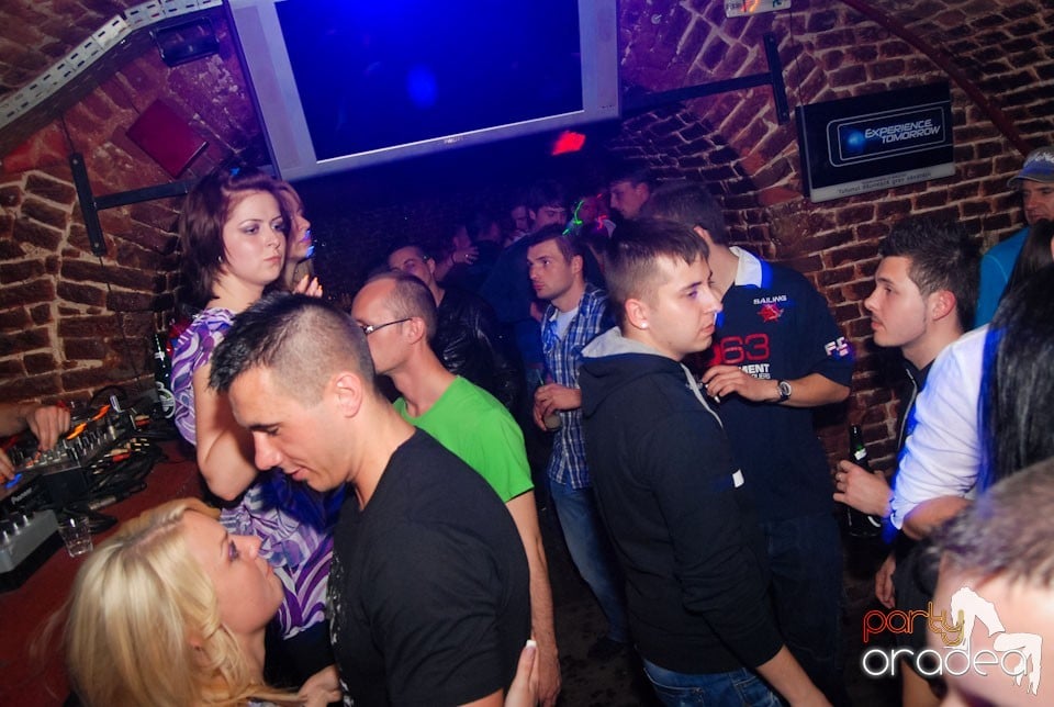 Distracţia continuă în Club Escape,
