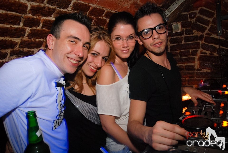 Distracţia continuă în Club Escape,