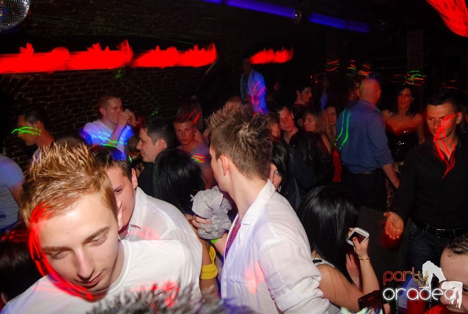 Distracţia continuă în Club Escape,