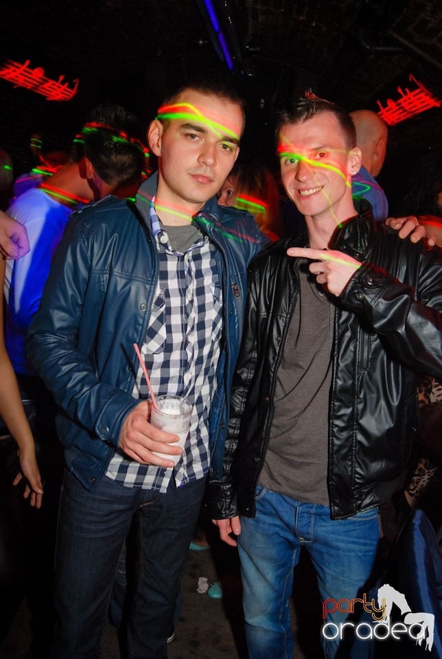 Distracţia continuă în Club Escape,