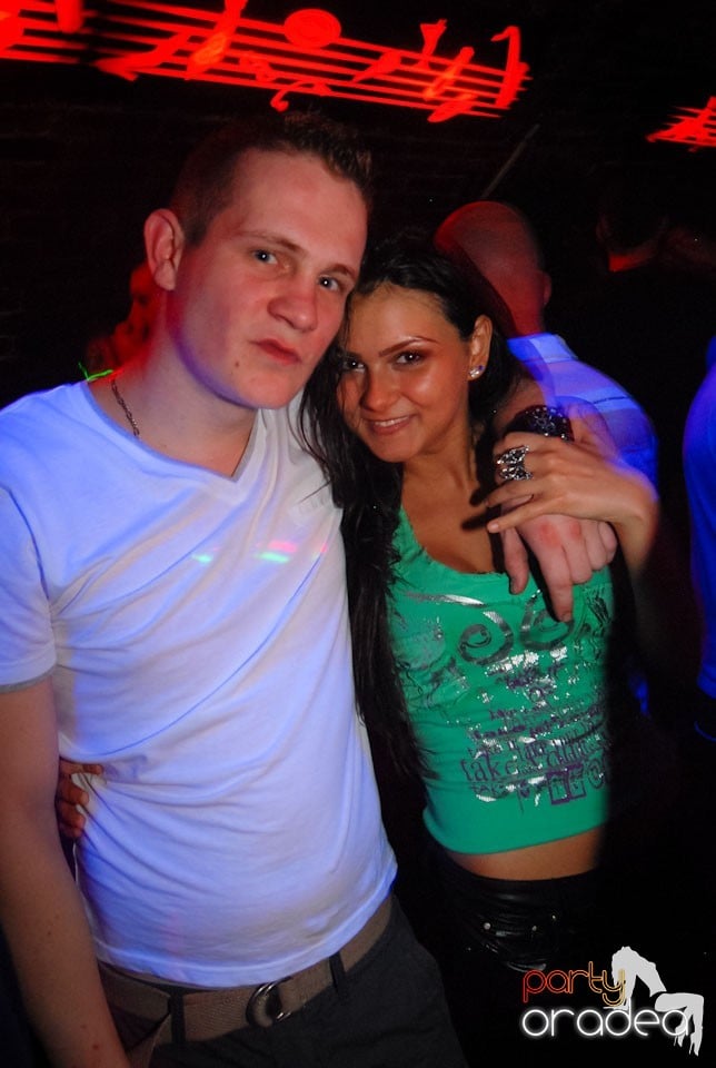 Distracţia continuă în Club Escape,