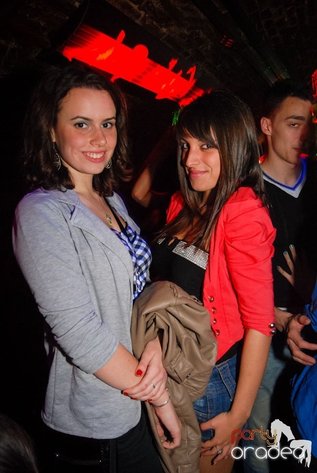 Distracţia continuă în Club Escape,