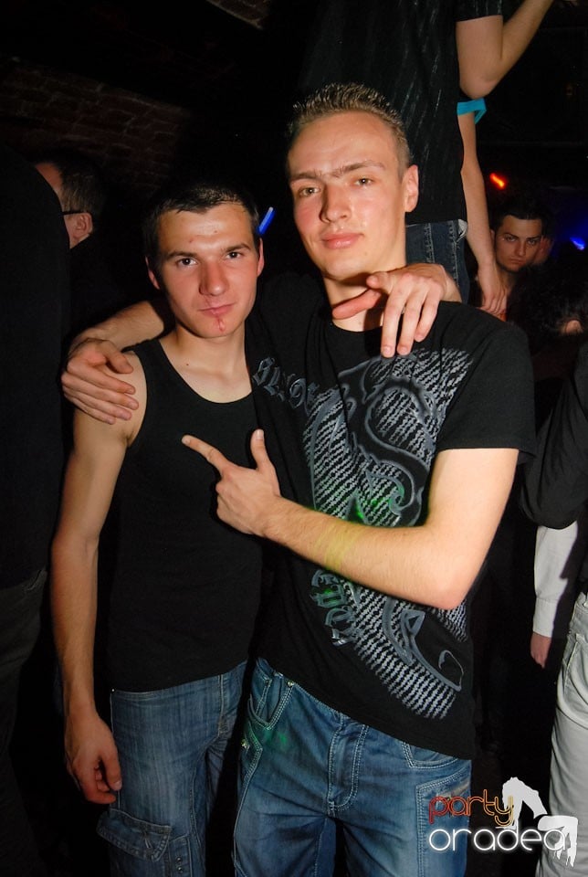 Distracţia continuă în Club Escape,