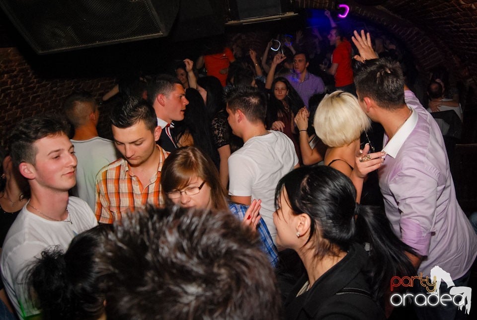 Distracţia continuă în Club Escape,