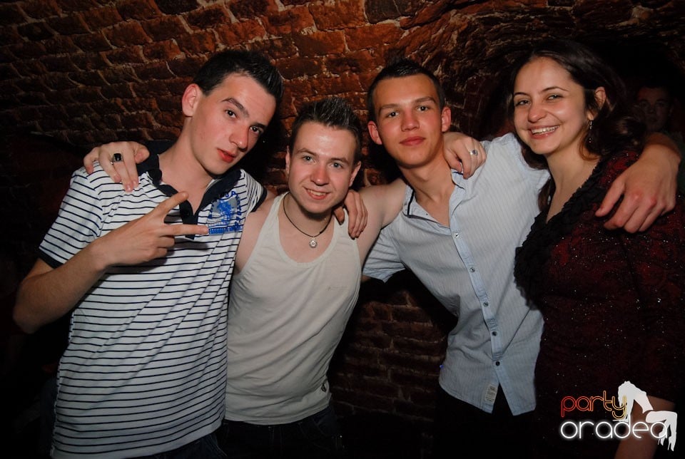 Distracţia continuă în Club Escape,