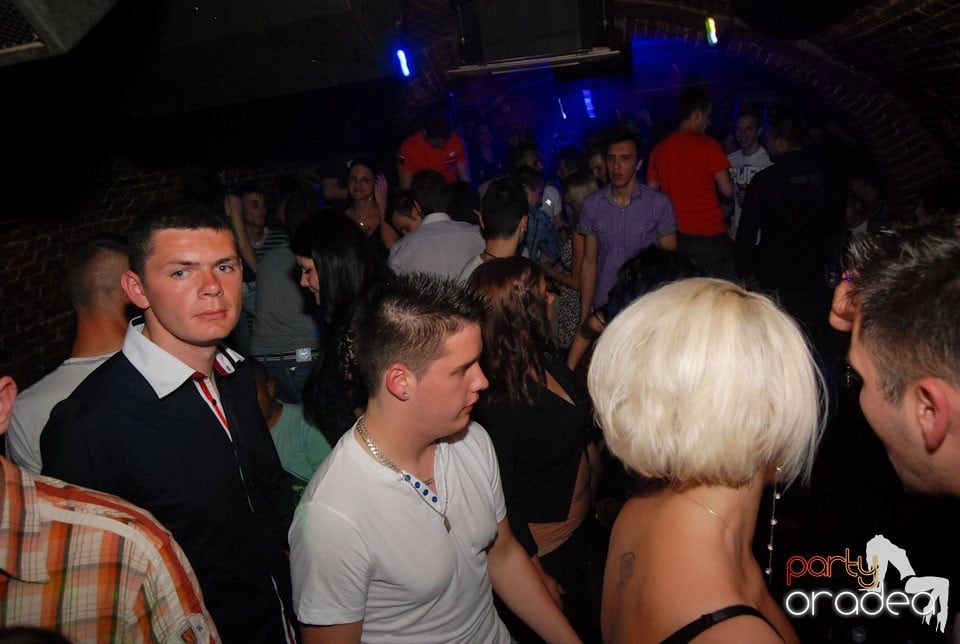 Distracţia continuă în Club Escape,