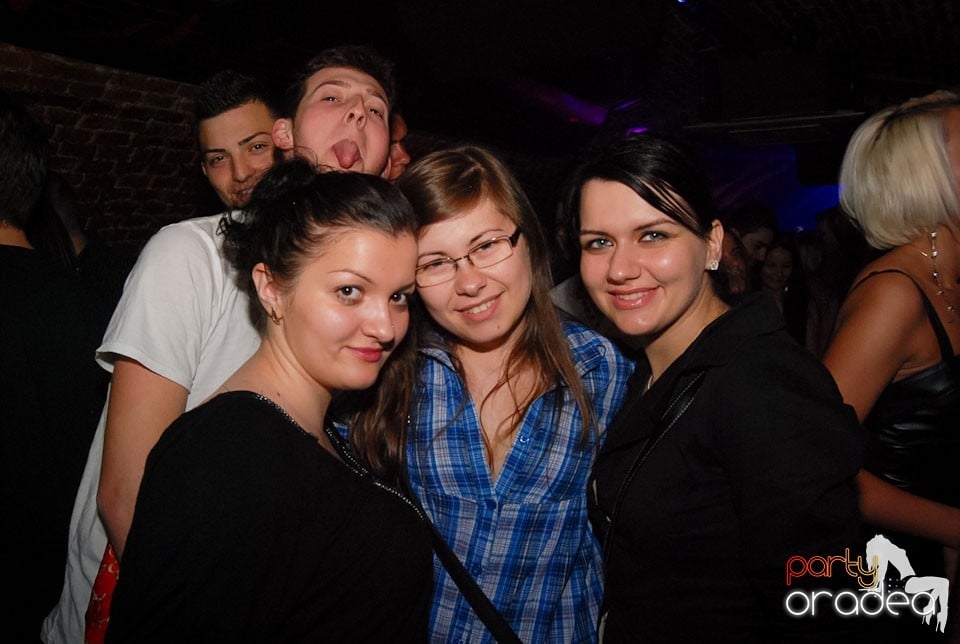 Distracţia continuă în Club Escape,