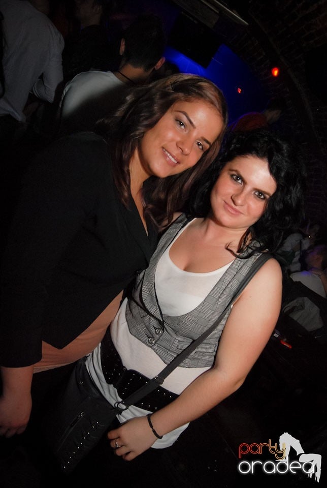 Distracţia continuă în Club Escape,