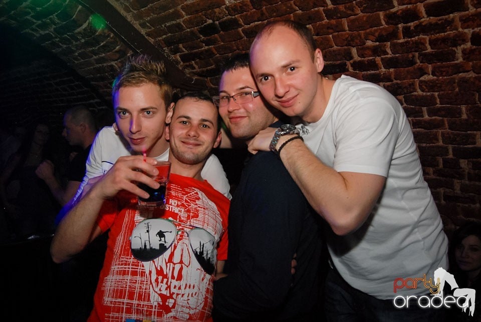 Distracţia continuă în Club Escape,