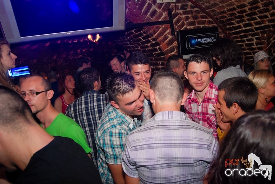 Distracţia continuă în Club Escape,