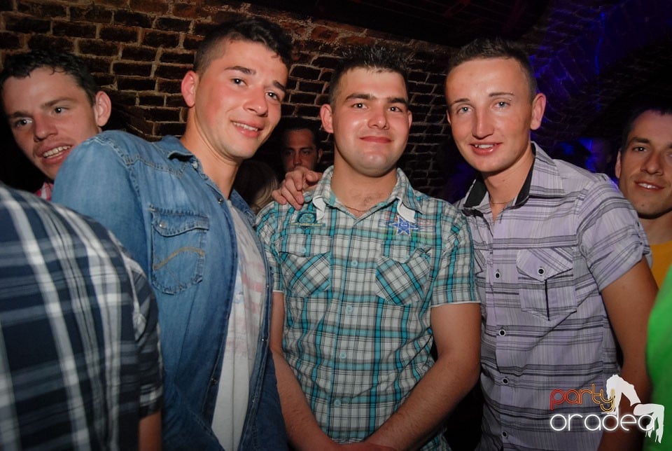 Distracţia continuă în Club Escape,