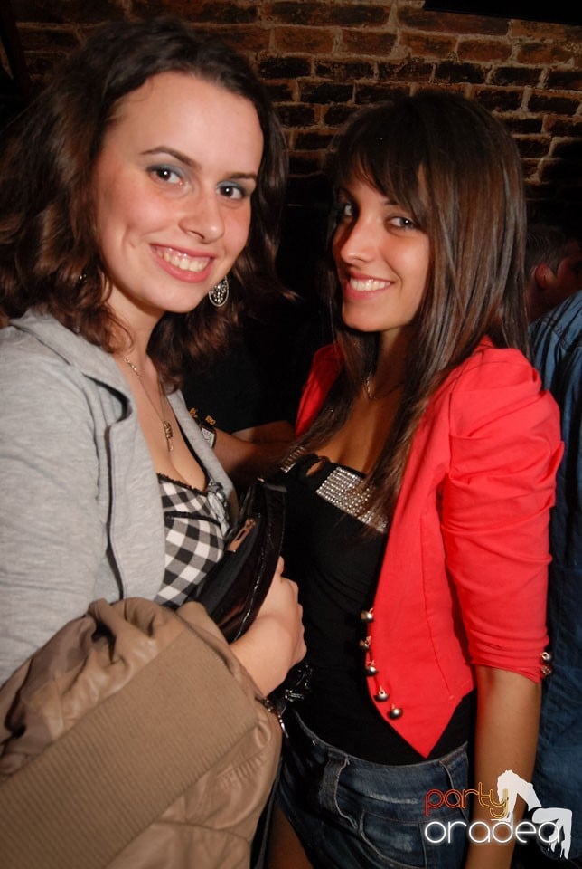 Distracţia continuă în Club Escape,