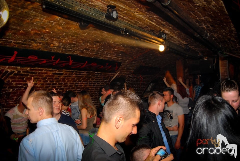 Distracţia continuă în Club Escape,