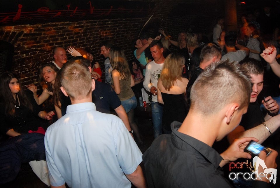 Distracţia continuă în Club Escape,