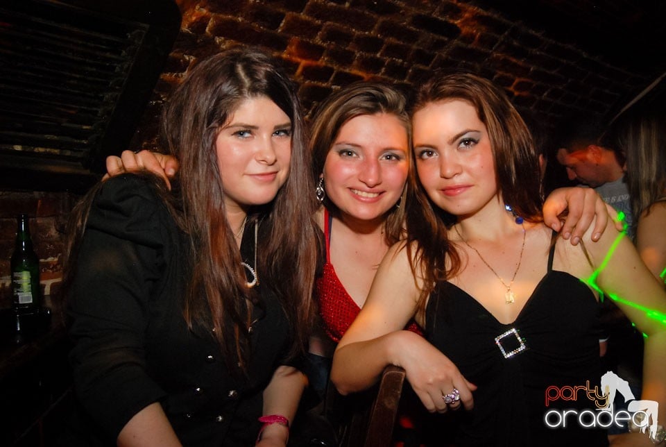 Distracţia continuă în Club Escape,