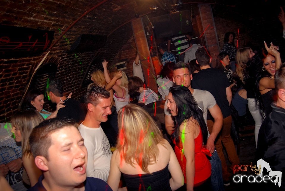 Distracţia continuă în Club Escape,