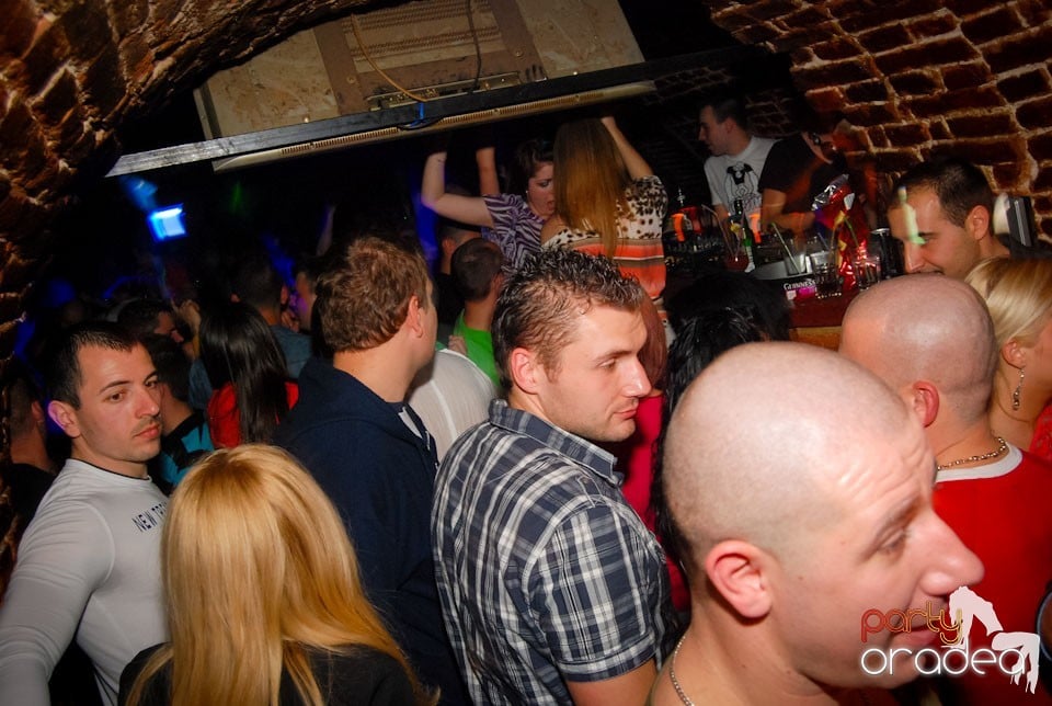Distracţia continuă în Club Escape,