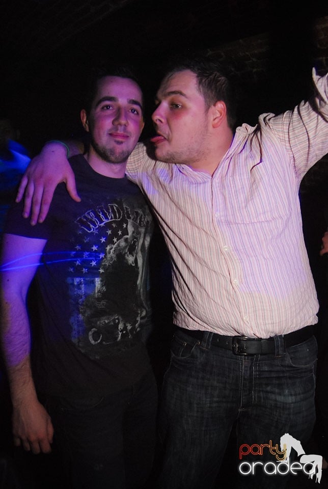 Distracţia continuă în Club Escape,