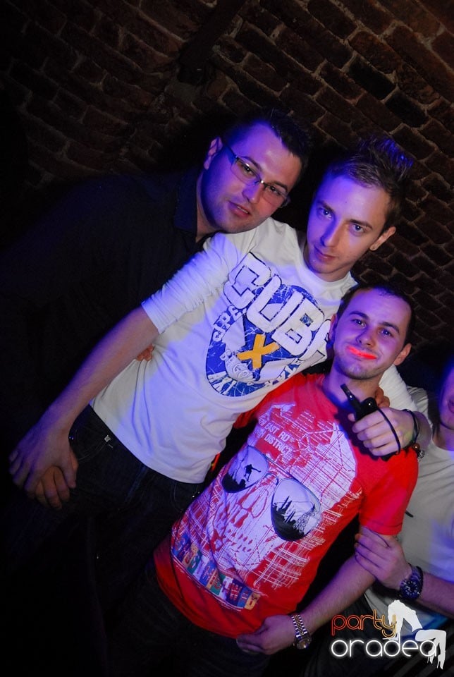 Distracţia continuă în Club Escape,