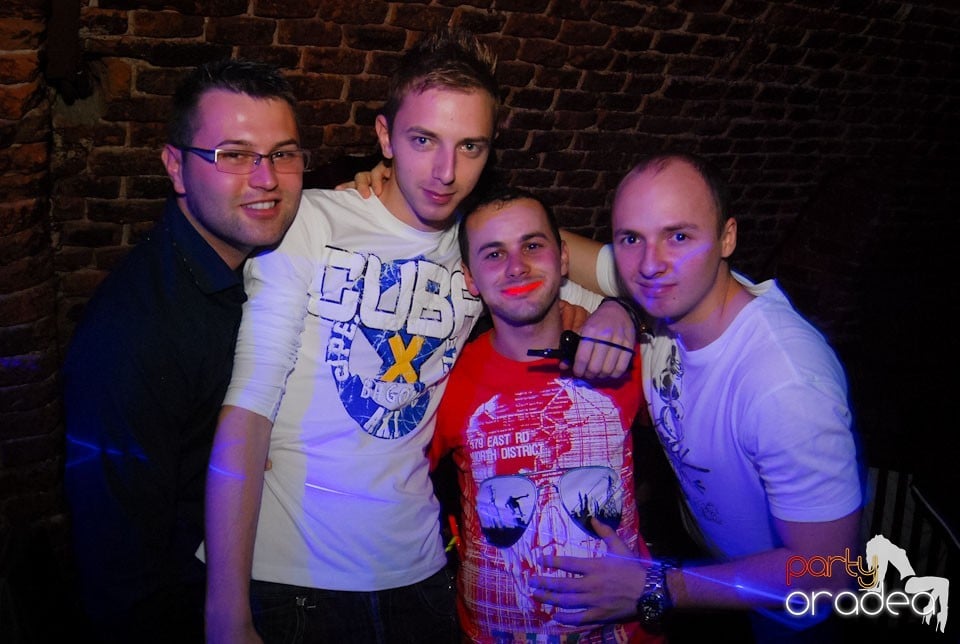 Distracţia continuă în Club Escape,