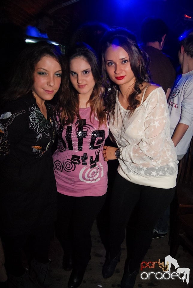 Distracţia continuă în Club Escape,
