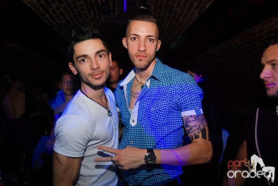 Distracţia continuă în Club Escape,