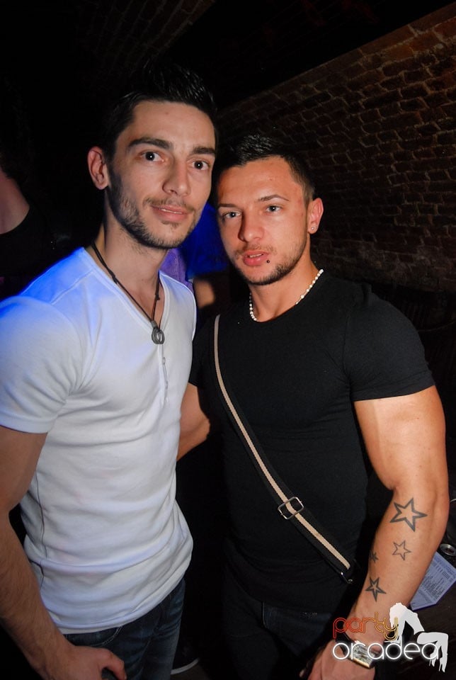 Distracţia continuă în Club Escape,