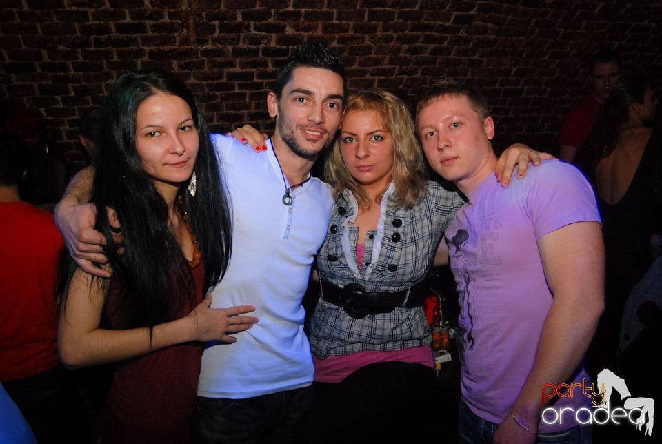 Distracţia continuă în Club Escape,