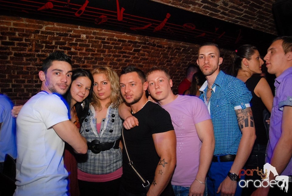 Distracţia continuă în Club Escape,