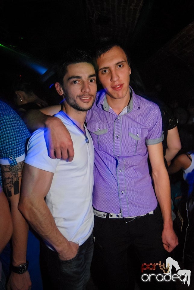 Distracţia continuă în Club Escape,