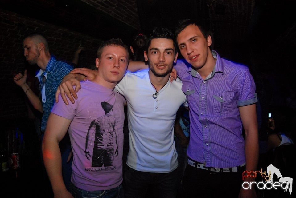 Distracţia continuă în Club Escape,