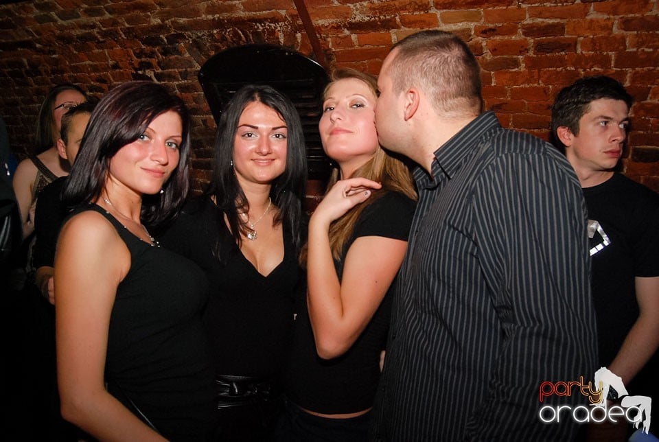 Distracţia continuă în Club Escape,