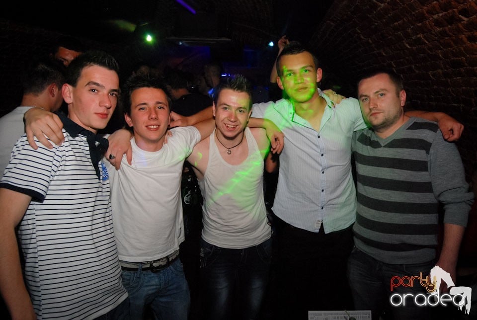 Distracţia continuă în Club Escape,