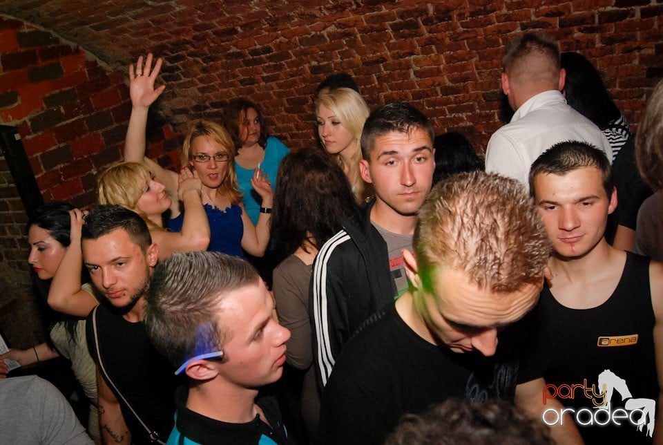 Distracţia continuă în Club Escape,